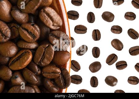 Kaffeekörner in einer Tasse, Nahaufnahme auf weißem Hintergrund Stockfoto