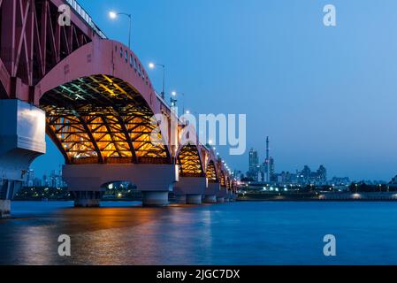 Die Nachtansicht der Seongsan-Brücke Stockfoto