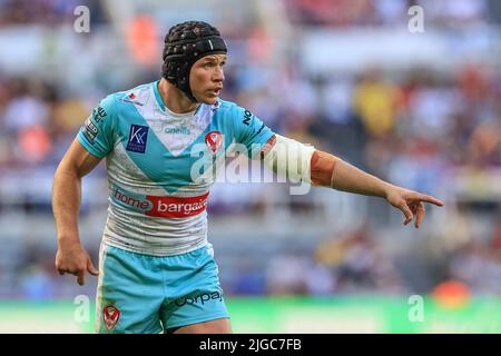 Newcastle, Großbritannien. 09.. Juli 2022. Jonny Lomax #6 von St Helens gibt Teamkollegen Anweisungen in Newcastle, Vereinigtes Königreich am 7/9/2022. (Foto von Mark Cosgrove/News Images/Sipa USA) Quelle: SIPA USA/Alamy Live News Stockfoto