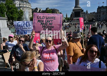 London, Großbritannien. 09.. Juli 2022. Etwa zweihundert protestieren gegen den jüngsten Umstürzen von Roe gegen Wade in den USA! . Die Demonstranten sind für die Abtreibungsrechte „Wir werden nicht zurückkehren“-Kundgebung auf dem Trafalgar Square, märz zur US-Botschaft, London, Großbritannien. 9. Juli 2022. Quelle: Siehe Li/Picture Capital/Alamy Live News Stockfoto