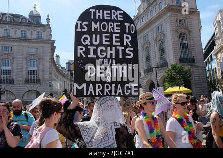 London, Großbritannien, 9.. Juli 2022. Tausende von Trans-Rights-Aktivisten und ihre Verbündeten marschierten von Wellington Arch zum Soho Square in einer Widerstandsveranstaltung gegen Transphobie und forderten das Verbot der Konversionstherapie für Homosexuelle. Jetzt im vierten Jahr wurde der marsch als Reaktion auf eine Anti-Trans-Gruppe gegründet, die 2018 die Parade der Pride in London stürmt. Kredit: Elfte Stunde Fotografie/Alamy Live Nachrichten Stockfoto