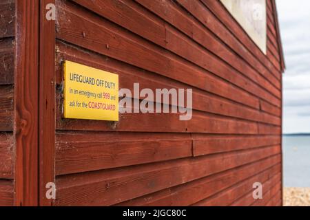 Rettungsschwimmer-Schild am Calshot Strand in Hampshire, England, Großbritannien Stockfoto