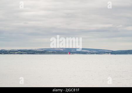 Blick auf die Isle of Wight über den Solent vom Calshot Beach, Hampshire, England, Großbritannien Stockfoto