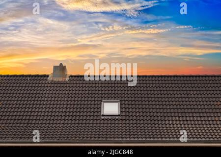 Dachfenster im Velux-Stil mit dunklen Dachziegeln Stockfoto