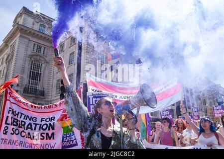 London, Großbritannien. 9.. Juli 2022. Während des Trans Pride marsches passieren Demonstranten den Piccadilly Circus. Tausende von Menschen marschierten durch das Zentrum Londons, um die Rechte von Trans zu unterstützen. Kredit: Vuk Valcic/Alamy Live Nachrichten Stockfoto