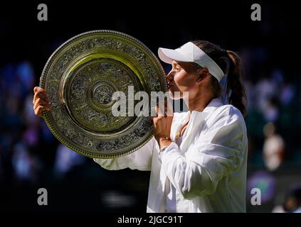 Elena Rybakina feiert mit der Venus Rosewater Dish nach dem Sieg über Ons Jabeur im Finale der Damen-Singles am dreizehnten Tag der Wimbledon Championships 2022 beim All England Lawn Tennis and Croquet Club in Wimbledon. Bilddatum: Samstag, 9. Juli 2022. Stockfoto