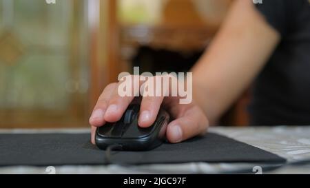 Frau verwenden pc-Maus-Gerät während der Arbeit von zu Hause, intelligente Arbeit Computer Tech-Gerät Stockfoto