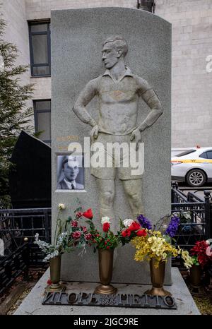 27. November 2021, Moskau, Russland. Denkmal am Grab des sowjetischen Fußballspielers Igor Netto auf dem Wagankowski Friedhof in Moskau. Stockfoto