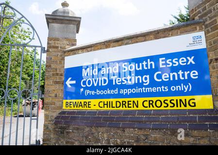 Covid 19-Testzentrum geschlossen und geräumt. Mid and South Essex NHS Covid Testing Center in Southend on Sea, Essex, Großbritannien. Leerer Parkplatz Stockfoto