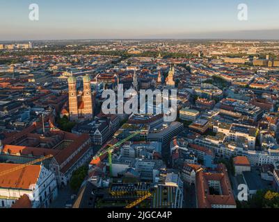 Die Panorama-Luftaufnahme der Münchener Innenstadt mit Marienplatz und Frauenkirche. Stockfoto