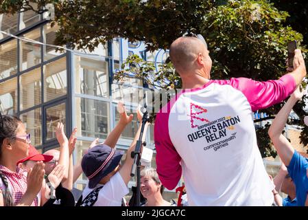 Batonträger Dean Macey beim Baton Relay der Queen in der neuen Stadt Southend on Sea auf seiner Reise nach Birmingham zu den Commonwealth Games Stockfoto