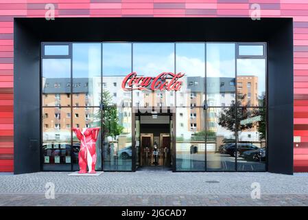 Berlin, 30. Juni 2022, Eingangsbereich der Berliner Dependence der Coca-Cola GmbH Deutschland in der Stralauer Allee. Stockfoto