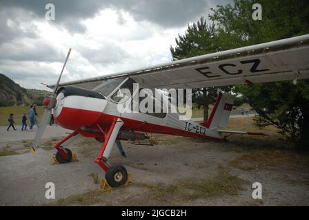 Eskişehir, Türkiye – 25. Juni 2022: Eine einmotorige Pezetel PZL-104 Wilga Flugzeuge ausgestellt in der statischen Bereich des Aviation Festival, die continin Stockfoto