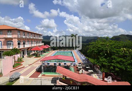 Landschaft mit Panoramablick auf das Hotel Horizontes Los Jazmines, einem lokalen Bergort im Tal von Viñales, Pinar del Rio Cuba. Stockfoto