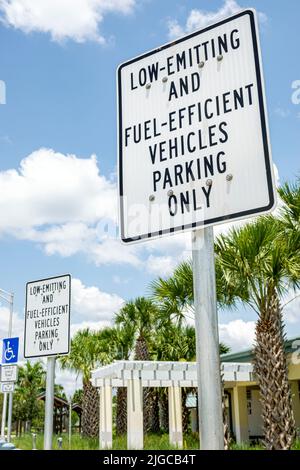 Die Everglades Florida, I-75 Autobahn Autobahn Mautstraße Alligator Alley, Rest Stop-Zeichen emittierende Kraftstoff-effiziente Fahrzeuge nur Parkplatz Stockfoto