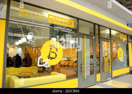 TEL AVIV, ISRAEL - 28. DEZEMBER 2017: Bitcoin Change Shop in der Dizengoff Street Stockfoto