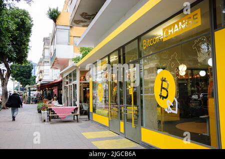 TEL AVIV, ISRAEL - 28. DEZEMBER 2017: Bitcoin Change Shop in der Dizengoff Street Stockfoto