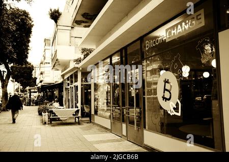 TEL AVIV, ISRAEL - 28. DEZEMBER 2017: Bitcoin Change Shop in der Dizengoff Street. Sepia historisches Foto Stockfoto