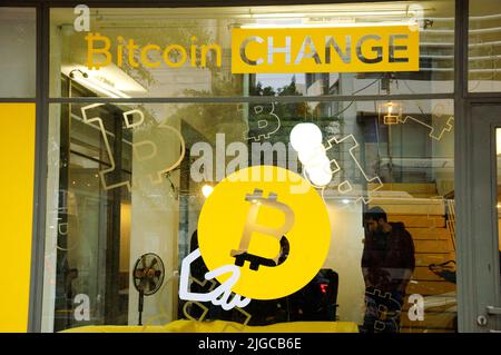 TEL AVIV, ISRAEL - 28. DEZEMBER 2017: Bitcoin Change Shop in der Dizengoff Street Stockfoto