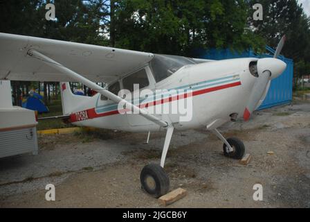 Eskişehir, Türkiye – 25. Juni 2022: Ein einmotoriger Cessna-Flieger, der im statischen Bereich des THK İnönü Aviation Center ausgestellt wurde. Stockfoto