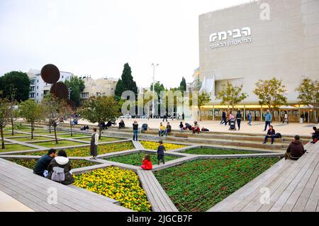 TEL AVIV, ISRAEL - 28. DEZEMBER 2017: Habima Theater Neubau und Menschen entspannen im Garten am Platz. Stockfoto