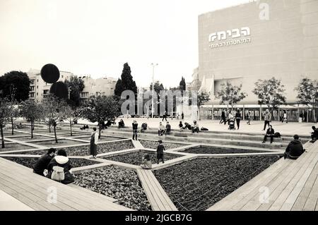 TEL AVIV, ISRAEL - 28. DEZEMBER 2017: Habima Theater Neubau und Menschen entspannen im Garten am Platz. Historisches Foto in Schwarzweiß Stockfoto