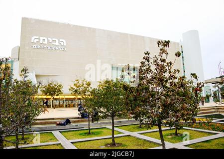 TEL AVIV, ISRAEL - 28. DEZEMBER 2017: Habima Theater Neubau und Menschen entspannen im Garten am Platz. Stockfoto