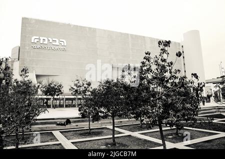 TEL AVIV, ISRAEL - 28. DEZEMBER 2017: Habima Theater Neubau und Menschen entspannen im Garten am Platz. Historisches Foto in Schwarzweiß Stockfoto