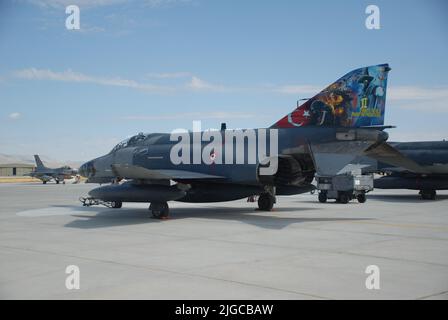 Konya, Türkei – 30. Juni 2022: Ein F-4 Phantom Kampfjet der türkischen Luftwaffe, der aus Eskişehir kam, um in Anatolien teilzunehmen Stockfoto