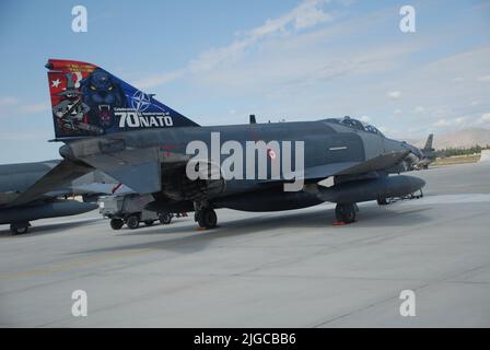 Konya, Türkei – 30. Juni 2022: Ein F-4 Phantom Kampfjet der türkischen Luftwaffe, der aus Eskişehir kam, um in Anatolien teilzunehmen Stockfoto