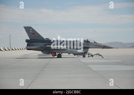 Konya, Türkei – 30. Juni 2022: Der F-16-Kampfjet der türkischen Luftwaffe, der am Anatolischen Adler-2022-Training teilgenommen hat, war eine Photographie Stockfoto