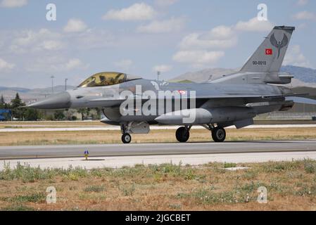 Konya, Türkei – 30. Juni 2022: Der F-16-Kampfjet der türkischen Luftwaffe, der am Anatolischen Adler-2022-Training teilgenommen hat, war eine Photographie Stockfoto