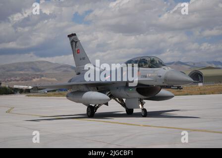 Konya, Türkei – 30. Juni 2022: Der F-16-Kampfjet der türkischen Luftwaffe, der am Anatolischen Adler-2022-Training teilgenommen hat, war eine Photographie Stockfoto