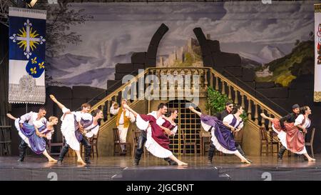 Cottbus, Deutschland. 24.. Juni 2022. Tänzer des Staatstheaters Cottbus tanzen während der Generalprobe für das Ballettstück „die drei Musketiere“ auf der Open-Air-Bühne im Innenhof der Alvensleben-Kaserne in Cottbus. Quelle: Frank Hammerschmidt/dpa/Alamy Live News Stockfoto