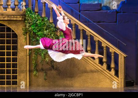 Cottbus, Deutschland. 24.. Juni 2022. Inma López Marín tanzt während der Generalprobe für das Ballettstück "die drei Musketiere" auf der Freilichtbühne im Hof der Alvensleben-Kaserne in Cottbus. Quelle: Frank Hammerschmidt/dpa/Alamy Live News Stockfoto