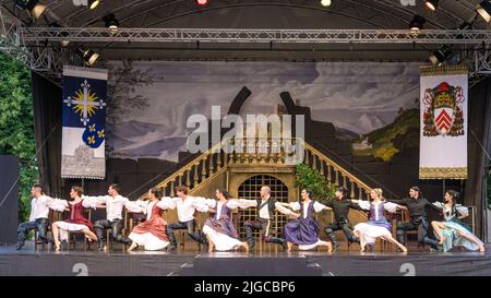 Cottbus, Deutschland. 24.. Juni 2022. Tänzer des Staatstheaters Cottbus tanzen während der Generalprobe für das Ballettstück „die drei Musketiere“ auf der Open-Air-Bühne im Innenhof der Alvensleben-Kaserne in Cottbus. Quelle: Frank Hammerschmidt/dpa/Alamy Live News Stockfoto