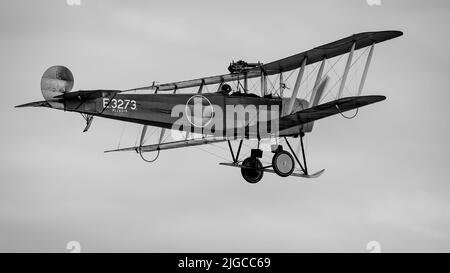 1918 Avro 504K ‘E3273’ in der Luft auf der Fly Navy Airshow in Old Warden am 3.. Juli 2022 statt Stockfoto