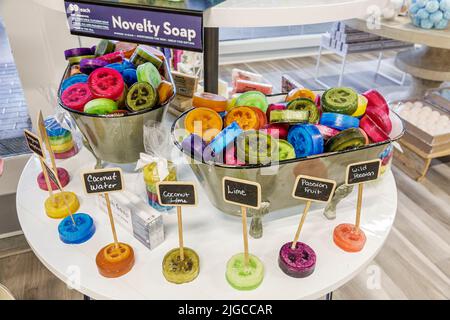 Punta Gorda Florida, Fishermen's Village Shopping Dining Complex, Naples Soap Company Store Geschäft innen Innenauslage Verkauf Seifen, Neuheit Kokosnuss Stockfoto