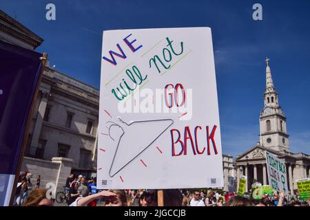 London, Großbritannien. 9.. Juli 2022. Demonstranten auf dem Trafalgar Square. Hunderte von Wahlprotesten marschierten zur US-Botschaft, nachdem der Oberste Gerichtshof entschieden hatte, Roe gegen Wade zu stürzen und den Weg für das Verbot von Abtreibungen in einem Großteil der USA zu ebnen. Kredit: Vuk Valcic/Alamy Live Nachrichten Stockfoto