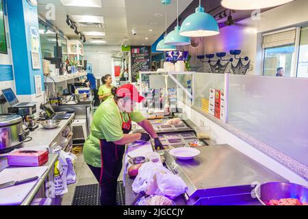 Miami Beach Florida, Collins Avenue Ceviches Peru Beach peruanische Restaurants im Inneren, Essen Essen hispanische Frau Koch Arbeiter beschäftigen Stockfoto