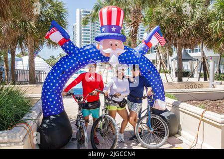 Miami Beach Florida, Ocean Terrace Feuer auf der vierten 4. Juli Festival Event Feier, Onkel Sam Arch Torbogen Mann Frauen Freunde Fahrräder Biker p Stockfoto