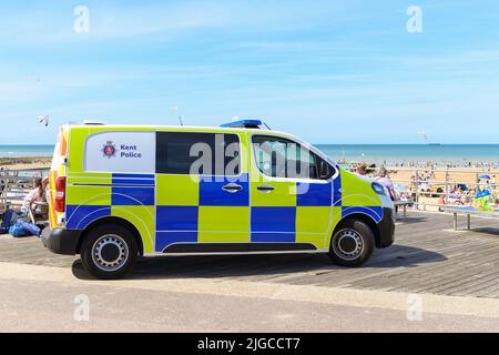 Kent Police van auf der Promenade am Margate Main Sands Beach, Margate, Kent, England, Großbritannien Stockfoto