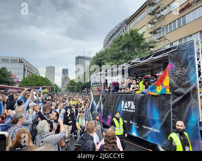 Berlin, Deutschland. 09.. Juli 2022. Atmosphere aufgenommen am 09.07.2022 in der Technoparade 'Rave the Planet' in Berlin Schöneberg. © VON XAMAX Credit: XAMAX/dpa/Alamy Live News Stockfoto