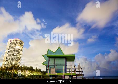 Miami Beach Florida, North Beach Rettungsschwimmer Station Hütte St. Saint Tropez Ocean Front Wohnanlage Hochhaus am Abend Stockfoto