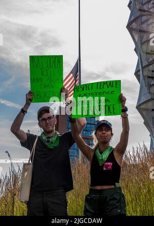 US-Botschaft, London, Großbritannien. 9.. Juli 2022. Demonstranten kommen zu einer Kundgebung vor der US-Botschaft in Zentral-London, um sich solidarisch mit den Amerikanerinnen und gegen das Urteil des Obersten Gerichtshofs zu zeigen. Bildquelle: ernesto rogata/Alamy Live News Stockfoto