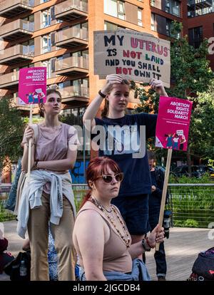 US-Botschaft, London, Großbritannien. 9.. Juli 2022. Demonstranten kommen zu einer Kundgebung vor der US-Botschaft in Zentral-London, um sich solidarisch mit den Amerikanerinnen und gegen das Urteil des Obersten Gerichtshofs zu zeigen. Bildquelle: ernesto rogata/Alamy Live News Stockfoto