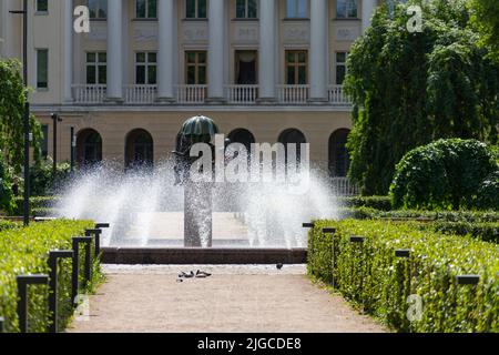 Tallinn, Estland. Juli 2022. Die Statue mit dem Schirm des Brunnens im Kanuti-Garten im Stadtzentrum Stockfoto