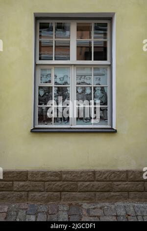 Tallinn, Estland. Juli 2022. Altes Foto in einem alten Hausfenster im Stadtzentrum Stockfoto