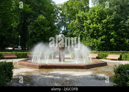 Tallinn, Estland. Juli 2022. Die Statue mit dem Schirm des Brunnens im Kanuti-Garten im Stadtzentrum Stockfoto