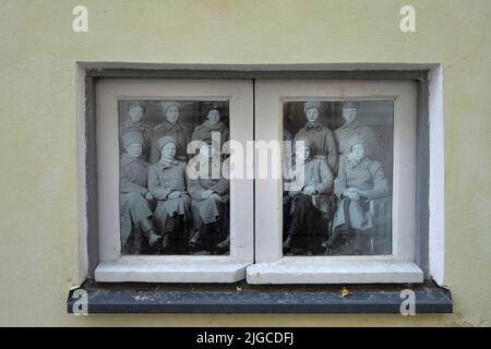 Tallinn, Estland. Juli 2022. Altes Foto in einem alten Hausfenster im Stadtzentrum Stockfoto